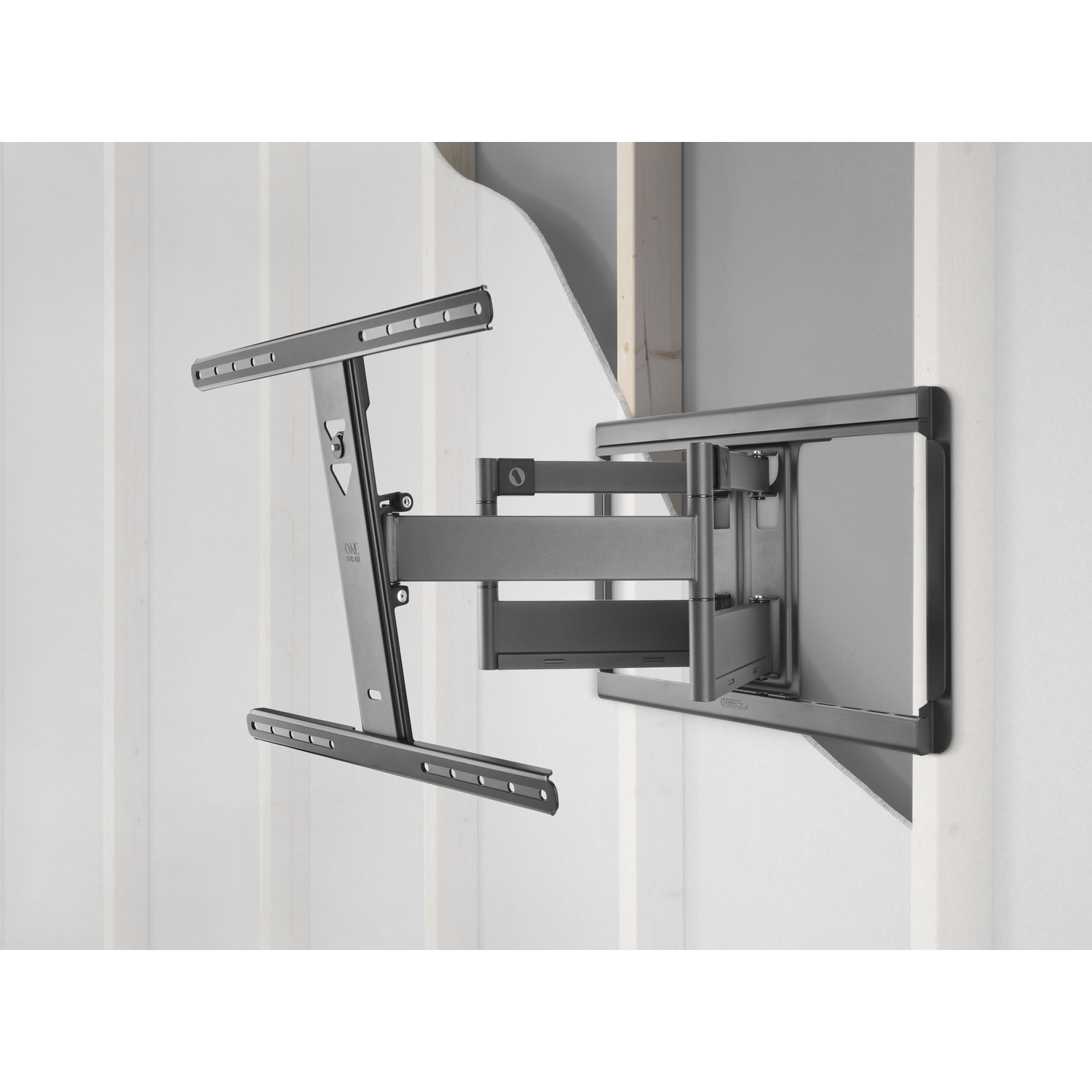 Zwarte tv-muurbeugel aan een muur bevestigd. Metalen arm met diverse draaipunten.