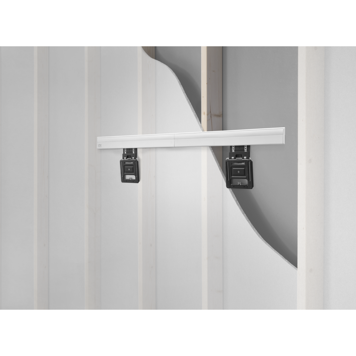 Een witte muur met een witte tv-beugel bevestigd. De beugel heeft twee zwarte beugels.