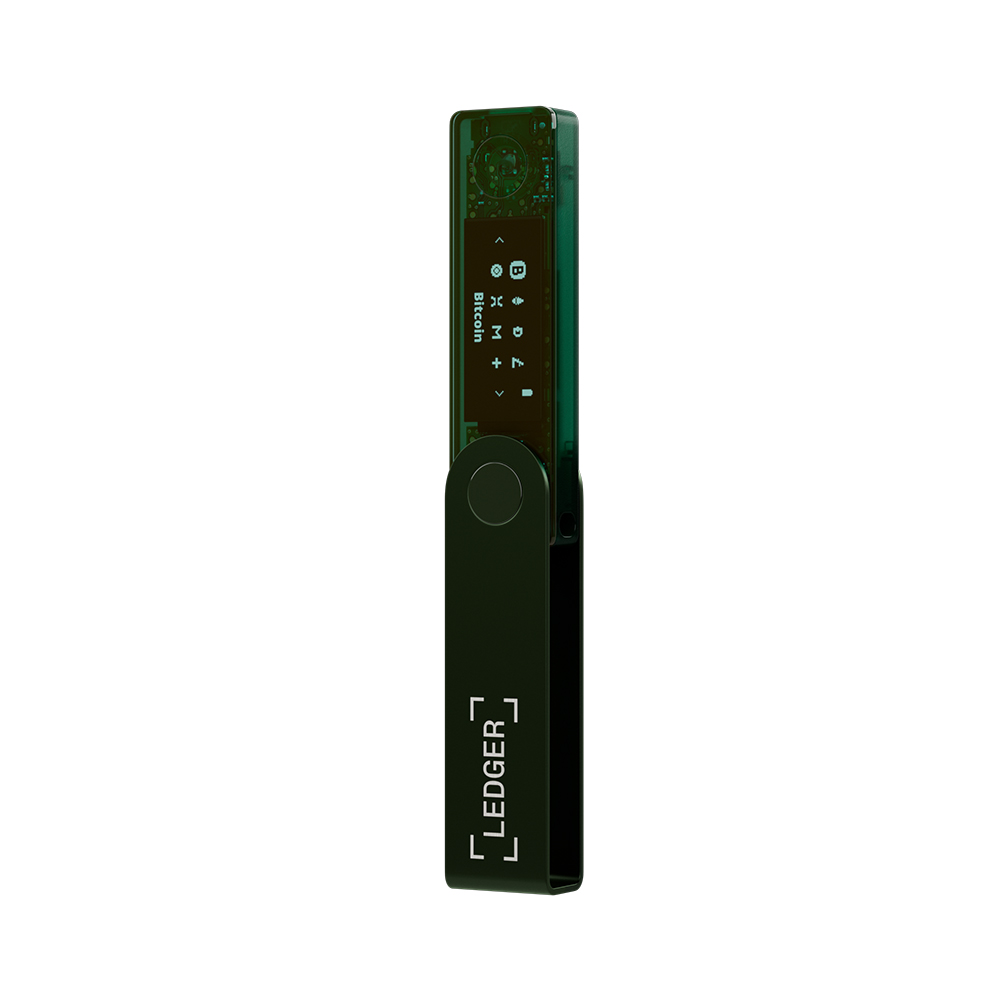 Koyu yeşil renkte bir Ledger Nano S Plus kripto donanım cüzdanı.