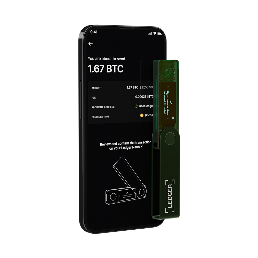 Bir işlem, bir Ledger cüzdanı ve yeşil bir kart gösteren bir akıllı telefon.
