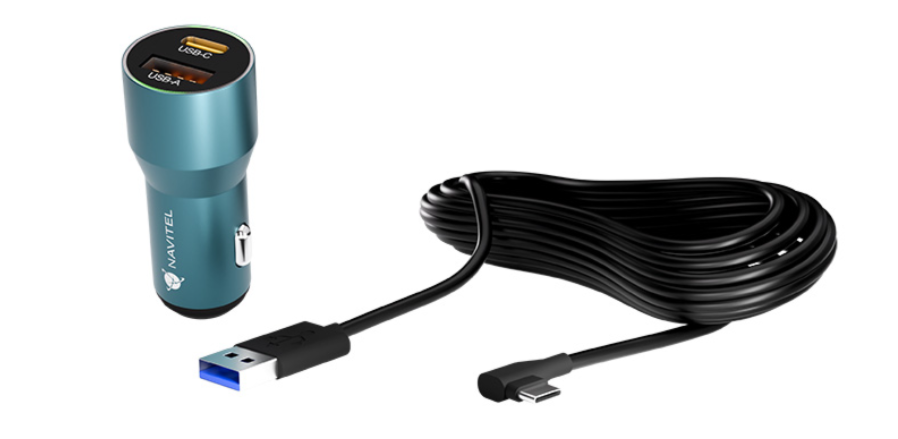 Kék-türkiz autós töltő USB-C és USB-A portokkal, fekete kábellel.