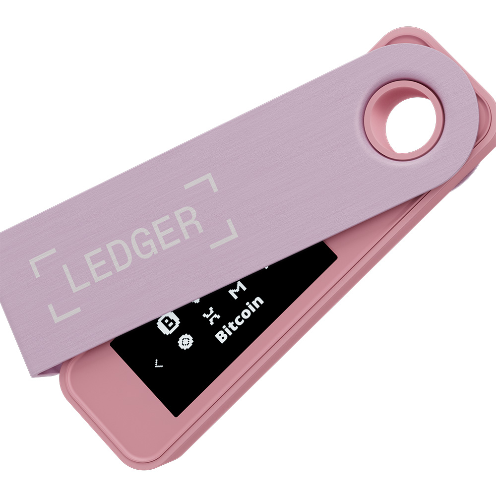 Pembe bir Ledger donanım cüzdanı, açık, ekranda Bitcoin ve diğer kripto para birimi sembollerini gösteriyor.