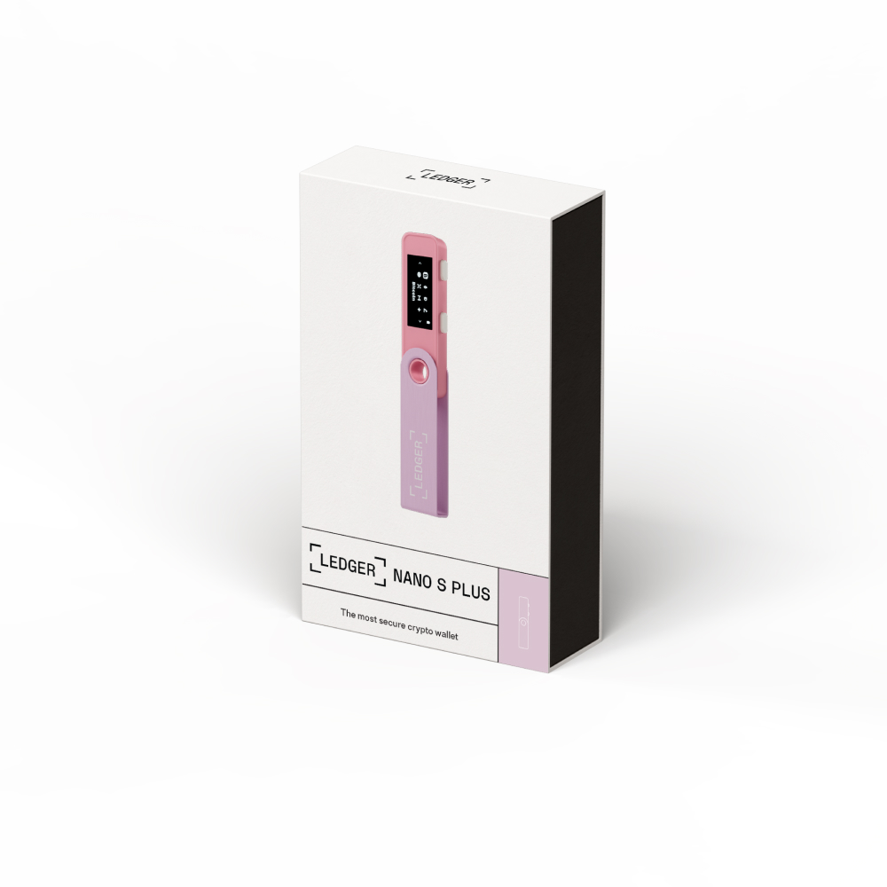 Kutuda Ledger Nano S Plus kripto cüzdan. Beyaz zemin.