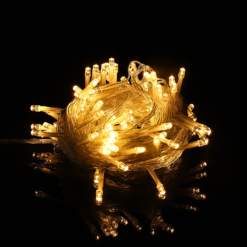 Szereg żółtych świateł na czarnym tle. Światła są zgrupowane razem.