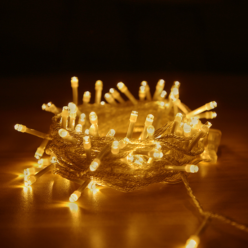 Światła sznurkowe na drewnie, ciepłe oświetlenie.