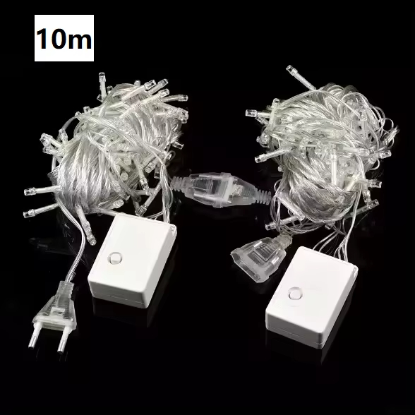 Dwa sznury przezroczystych światełek połączone, z białymi skrzynkami i wtyczkami, na czarnym tle.