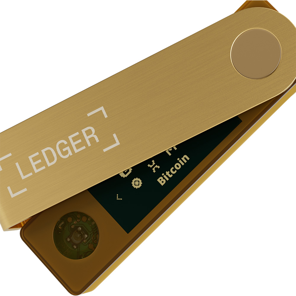 Ekranı ve Bitcoin logosunu göstermek için açılan altın bir Ledger donanım cüzdanı.