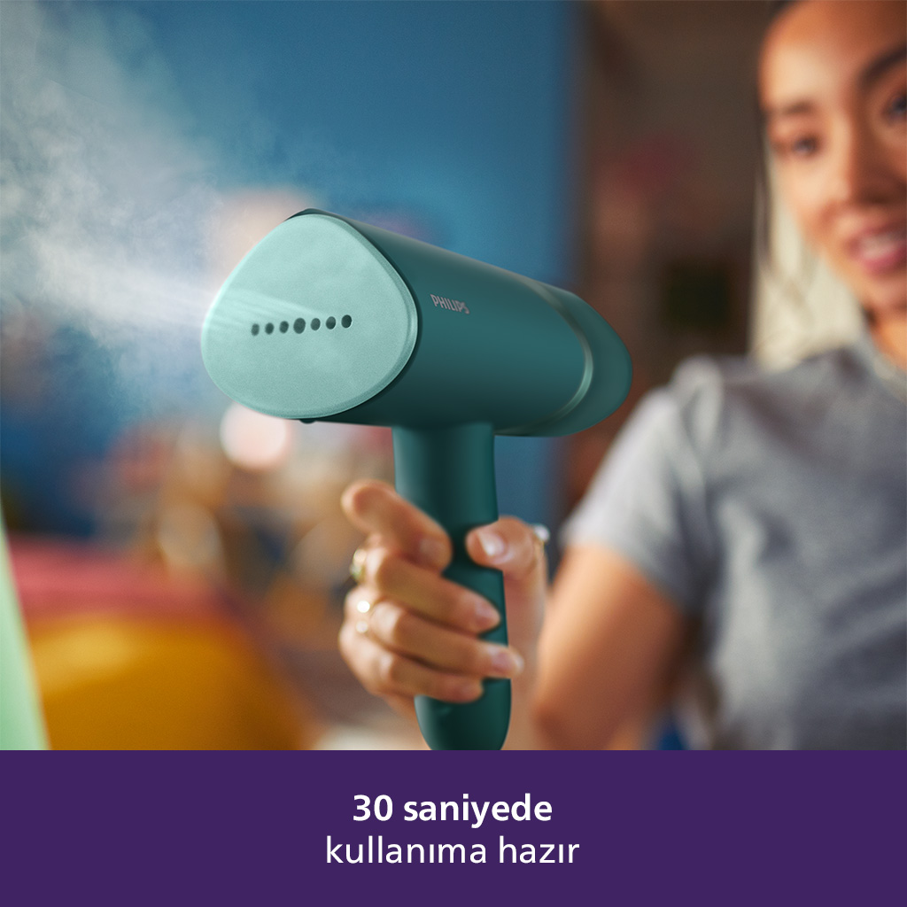 Bir kadın turkuaz bir buhar makinesi tutuyor. Metin: '30 saniyede kullanıma hazır'.