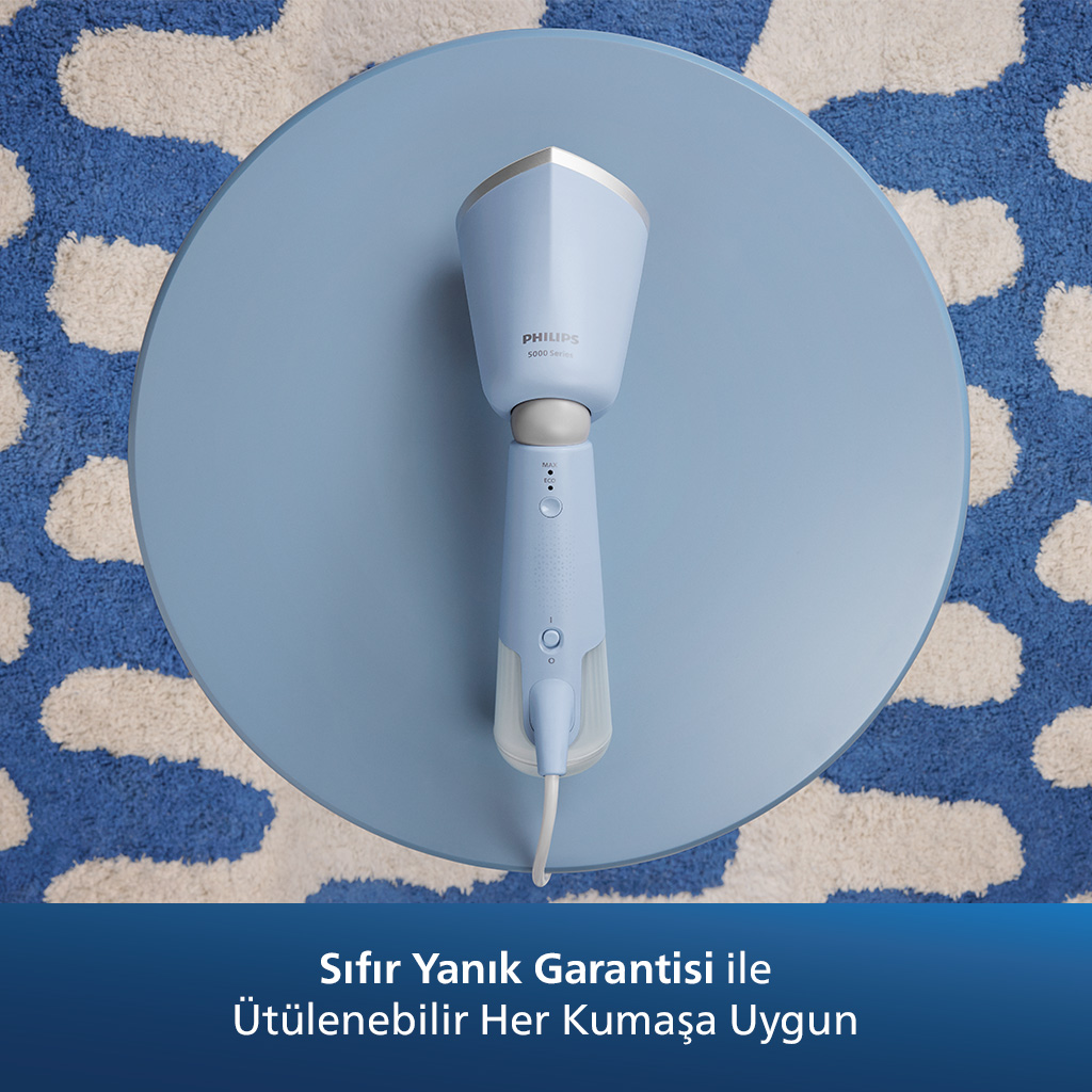 Mavi bir Philips ütüleyici, desenli bir halı üzerinde mavi bir masanın üzerinde duruyor. Metin: Yanma garantisi yok.
