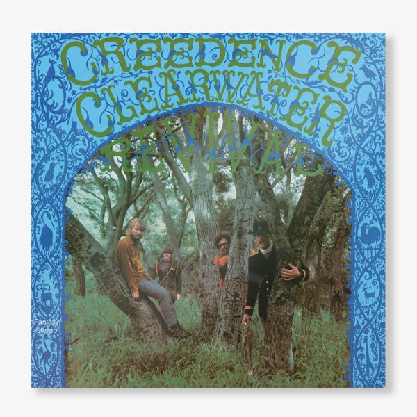 Albumhoes met een band van vier mannen in een bosrijke omgeving, met een blauw-groene rand.
