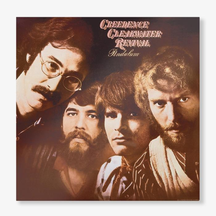 Albumhoes: Creedence Clearwater Revival - Pendulum. Bandleden kijken de kijker aan. Bruintinten, vintage design.