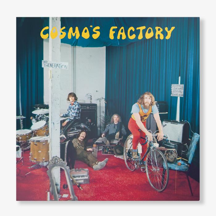 Albumhoes van 'Cosmo's Factory' van Creedence Clearwater Revival, bandleden in een kamer.