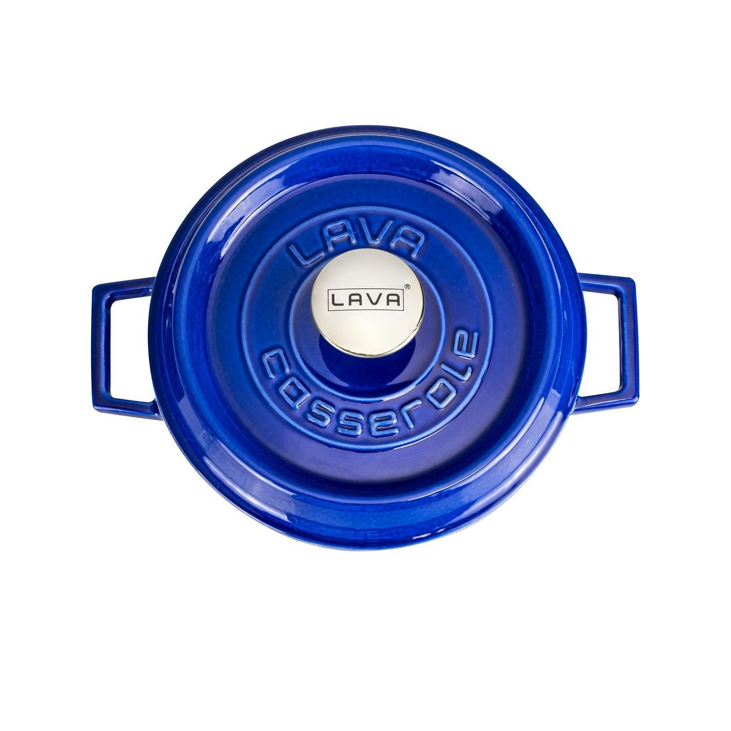 Kulplu mavi bir güveçin yukarıdan görünümü. Kapakta 'LAVA' ve 'Casserole' yazıları var. Arka plan beyaz.