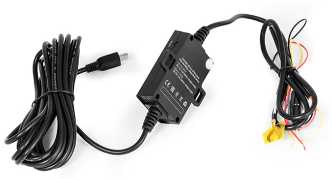 Elektronikus eszköz alkatrészek USB kábellel és vezetékekkel.