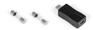 Két üveg biztosíték és egy fekete USB adapter fehér háttérrel.