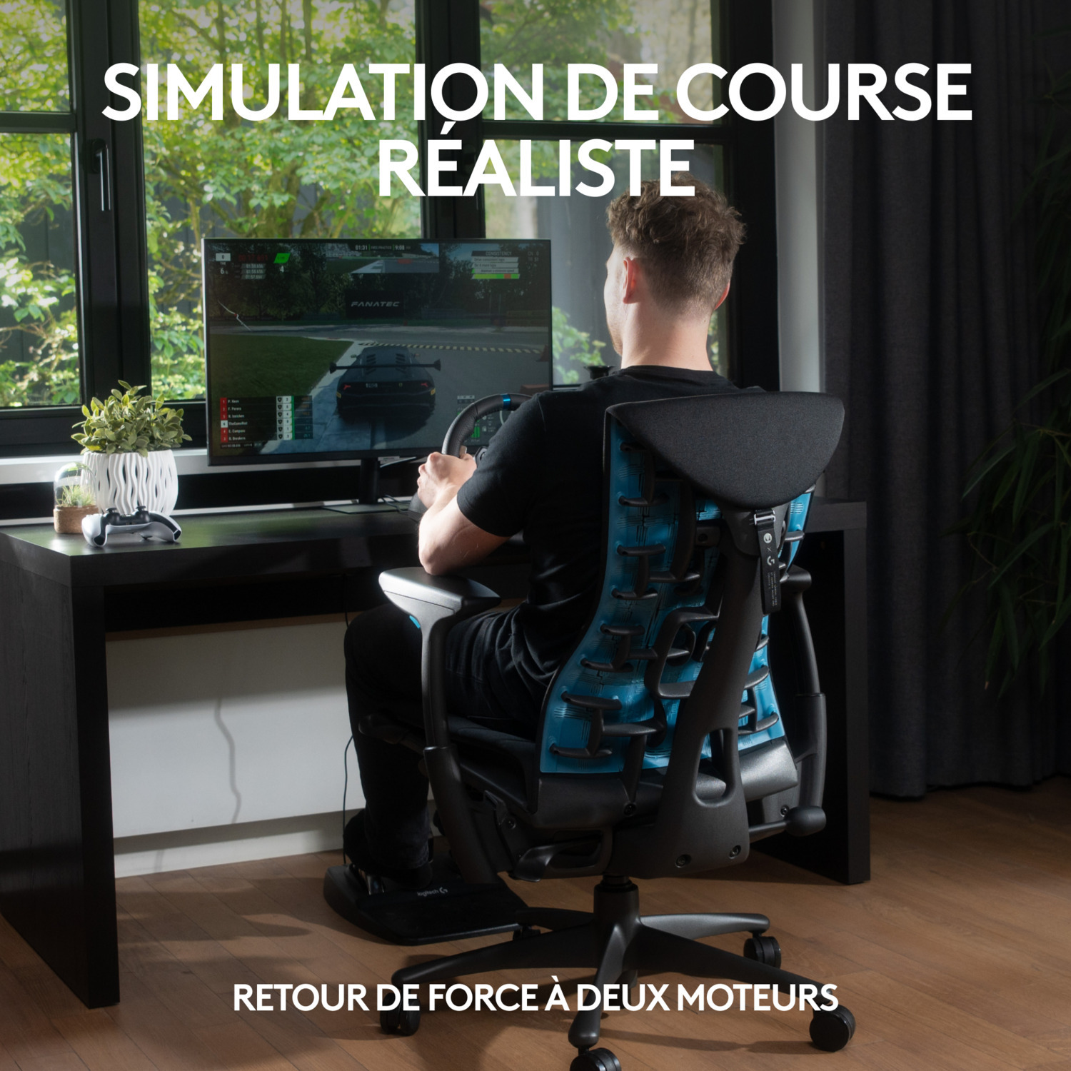 Homme assis à un bureau jouant à un jeu de course. Écran et chaise visibles.