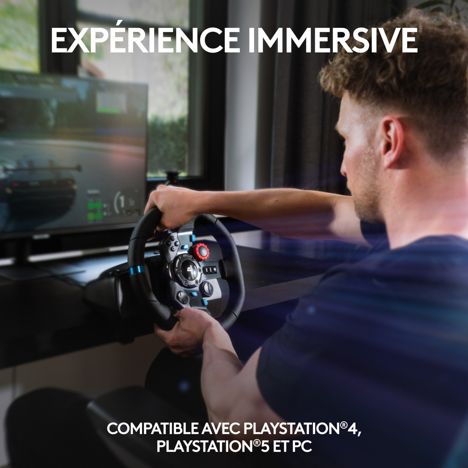 Homme utilisant un volant de course. Volant bleu et noir. Texte : "EXPERIENCE IMMERSIVE" et "COMPATIBLE...".