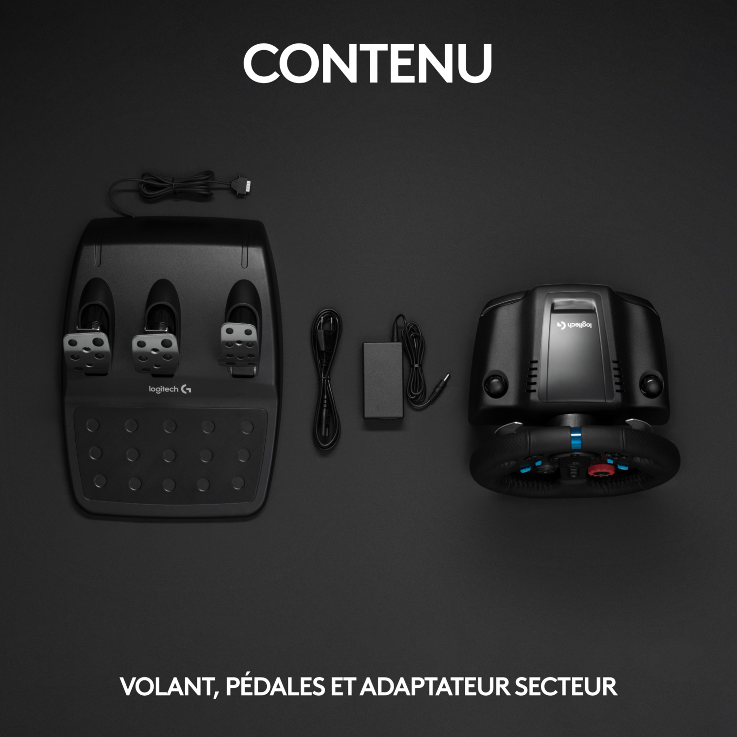 Un volant de jeu noir, des pédales et un adaptateur secteur disposés sur une surface noire.