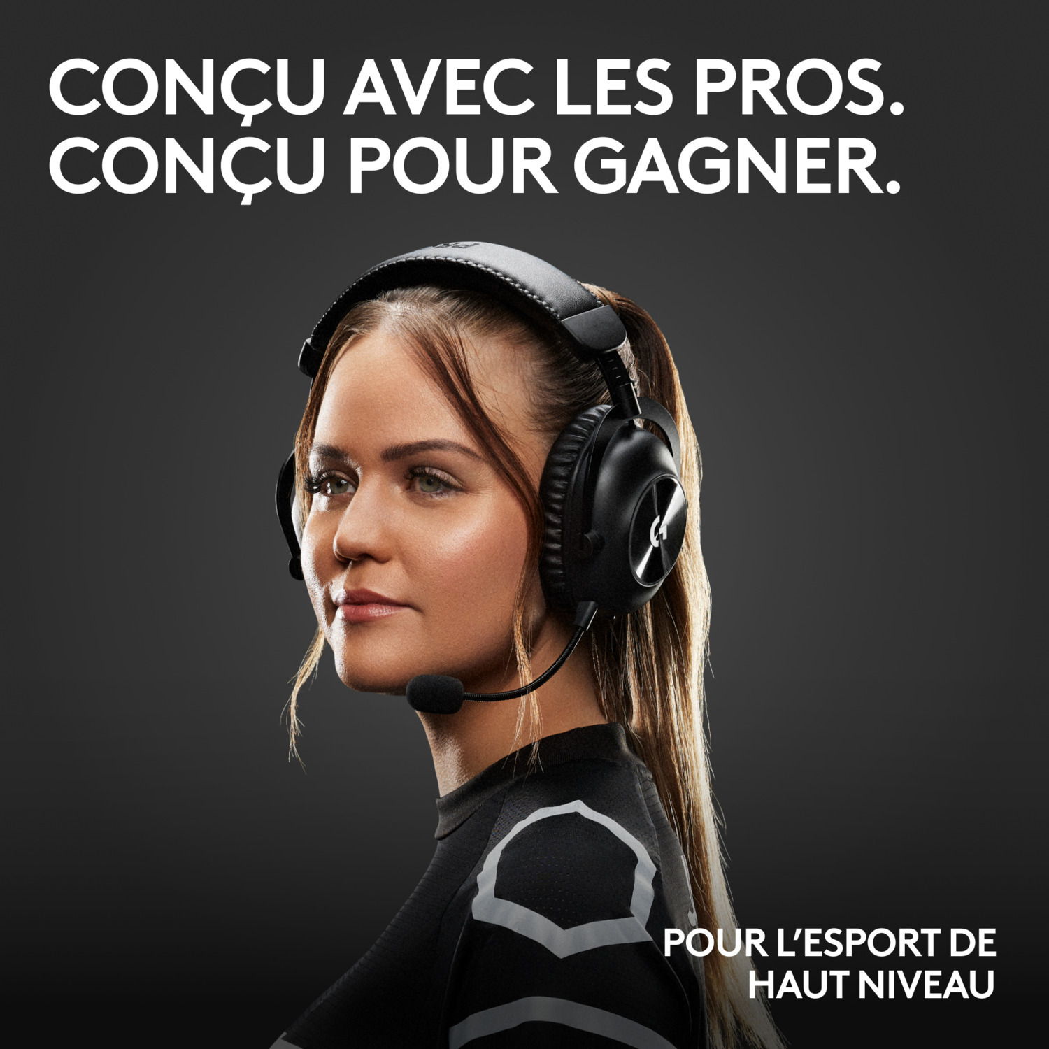 Une femme portant un casque avec un microphone. Texte : 'CONÇU AVEC LES PROS. CONÇU POUR GAGNER'.