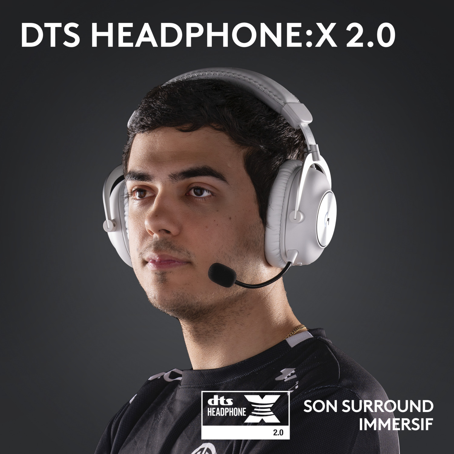 Un homme portant un casque DTS blanc avec un microphone, sur fond sombre.
