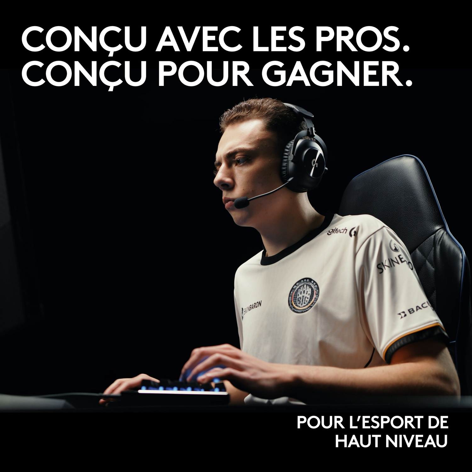 Un homme avec un casque joue sur un PC. Il porte un maillot blanc.