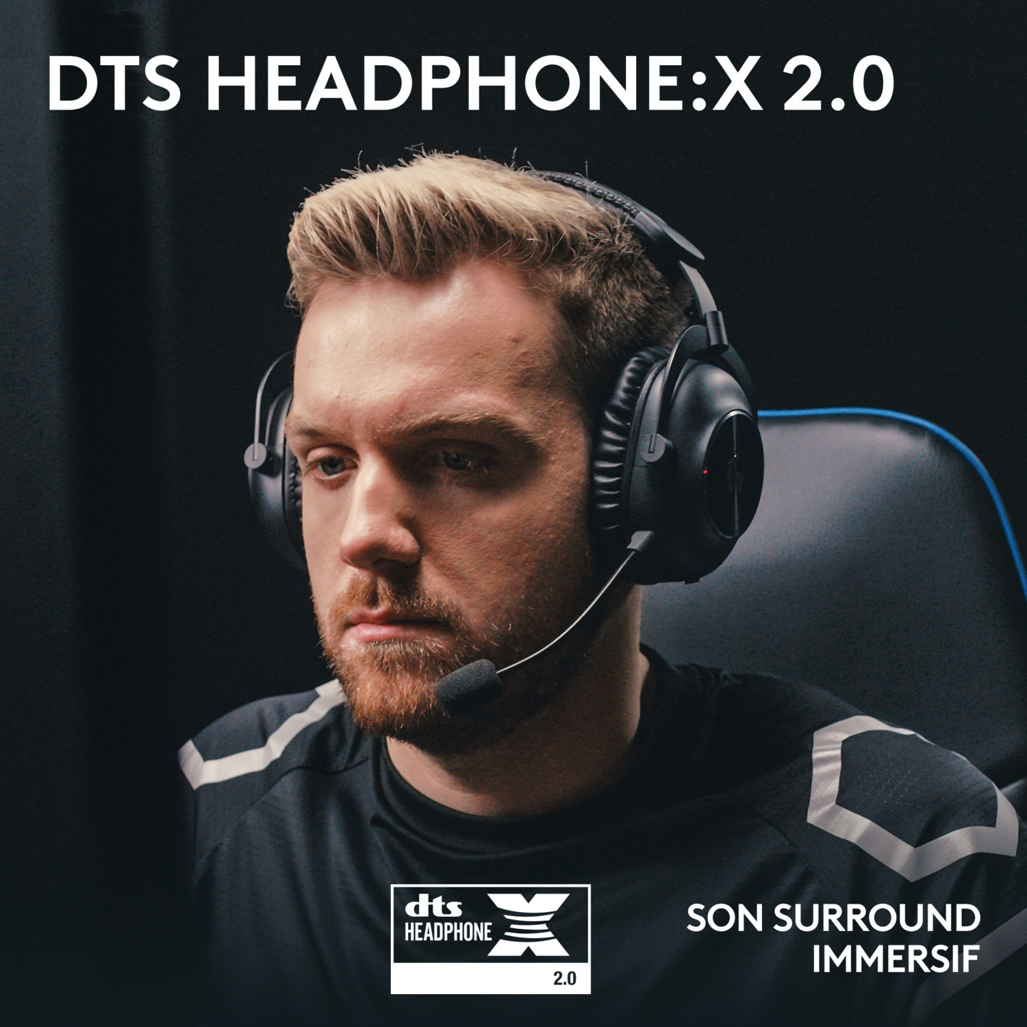 Un homme portant un casque et un microphone, avec le texte 'DTS HEADPHONE:X 2.0' en haut.