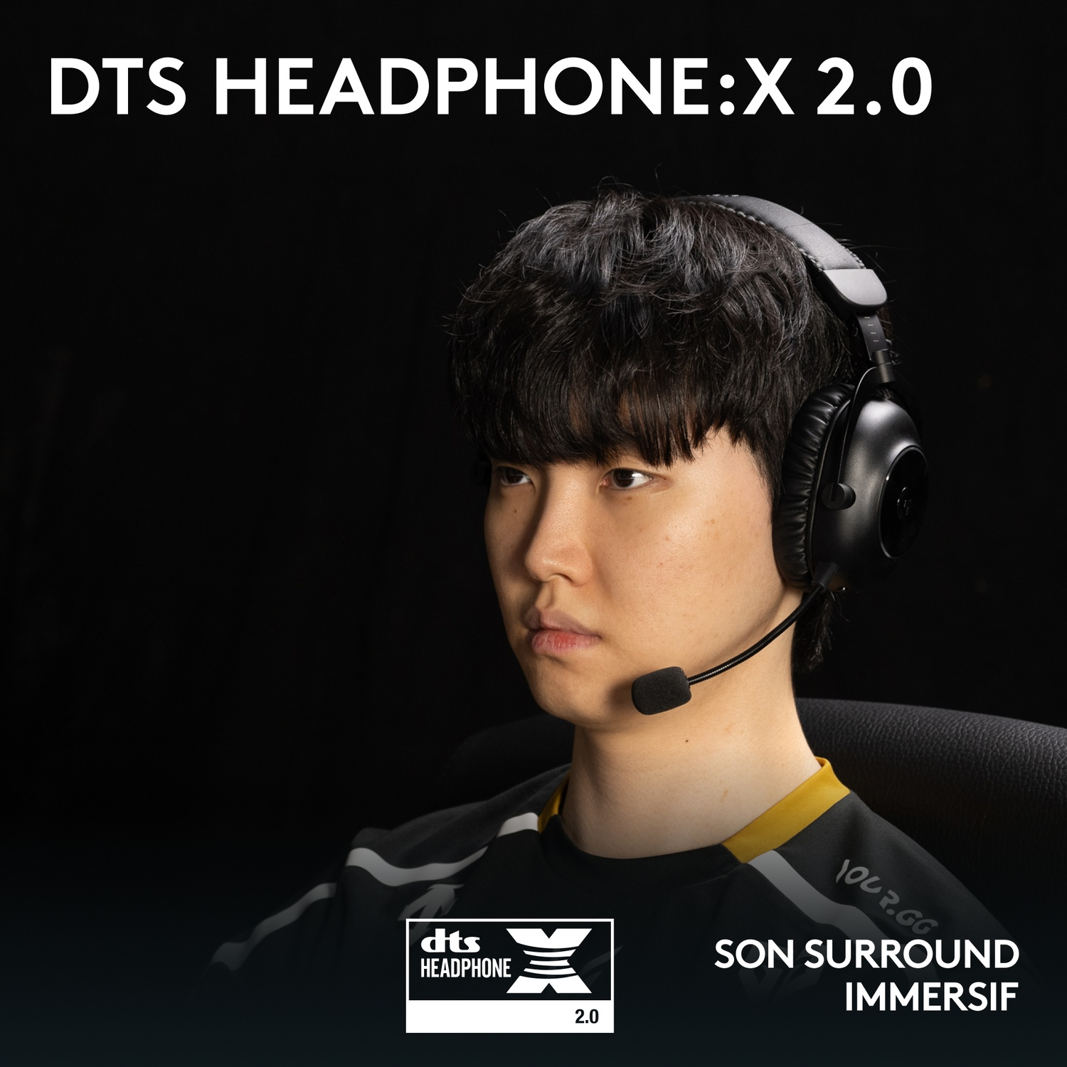 Jeune homme portant un casque avec micro, logo DTS.