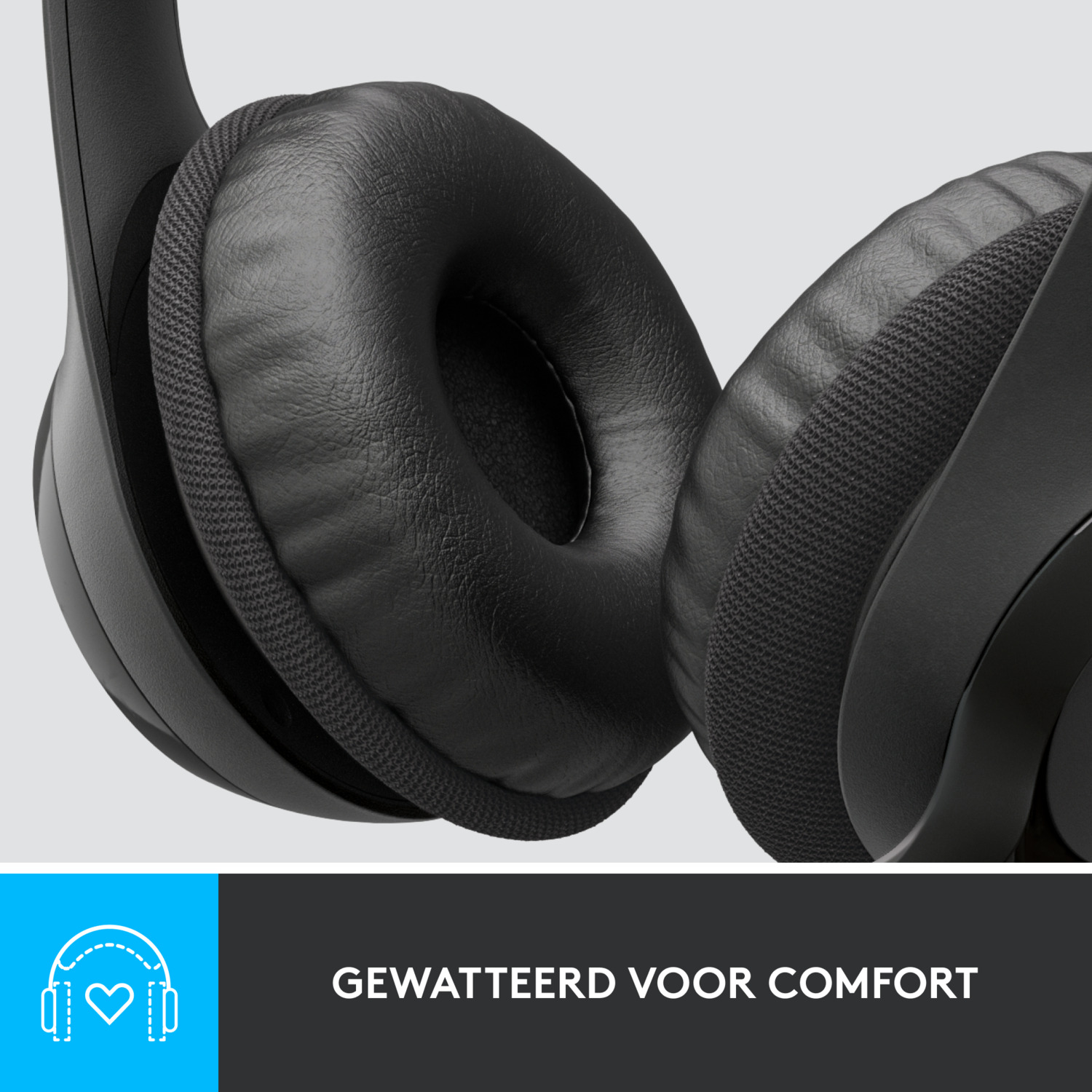 Close-up of black headphones with soft ear cushions. Text: Gewatteerd voor comfort.