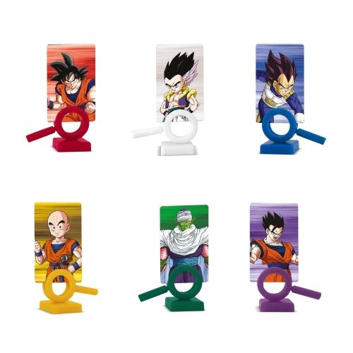 Piezas de juego tipo dominó con personajes de Dragon Ball y soportes de colores.