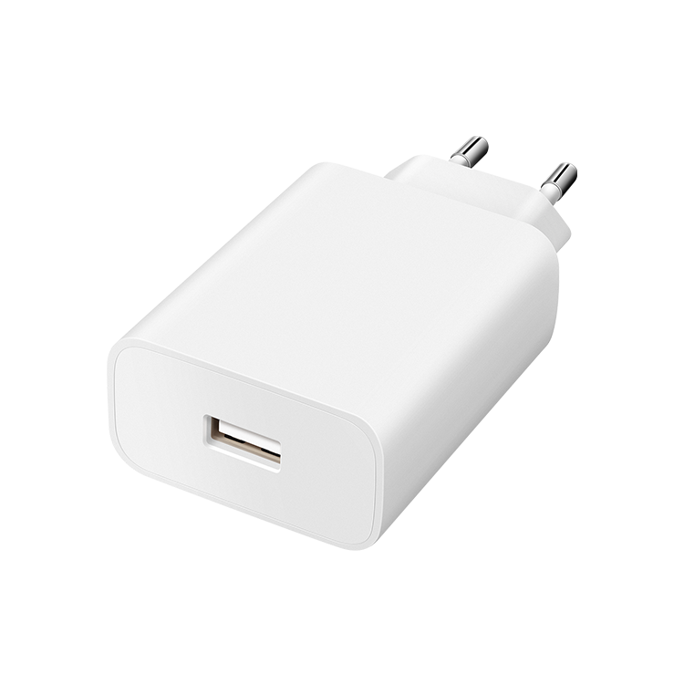 Cargador USB blanco con un puerto USB. Fondo blanco.