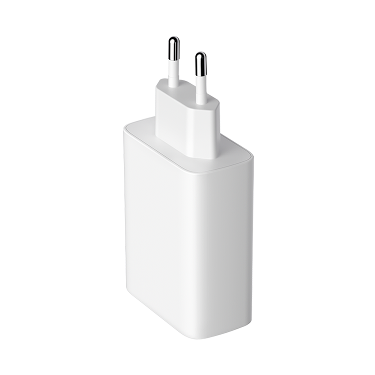 Un cargador de teléfono blanco con dos clavijas, sobre un fondo blanco simple.