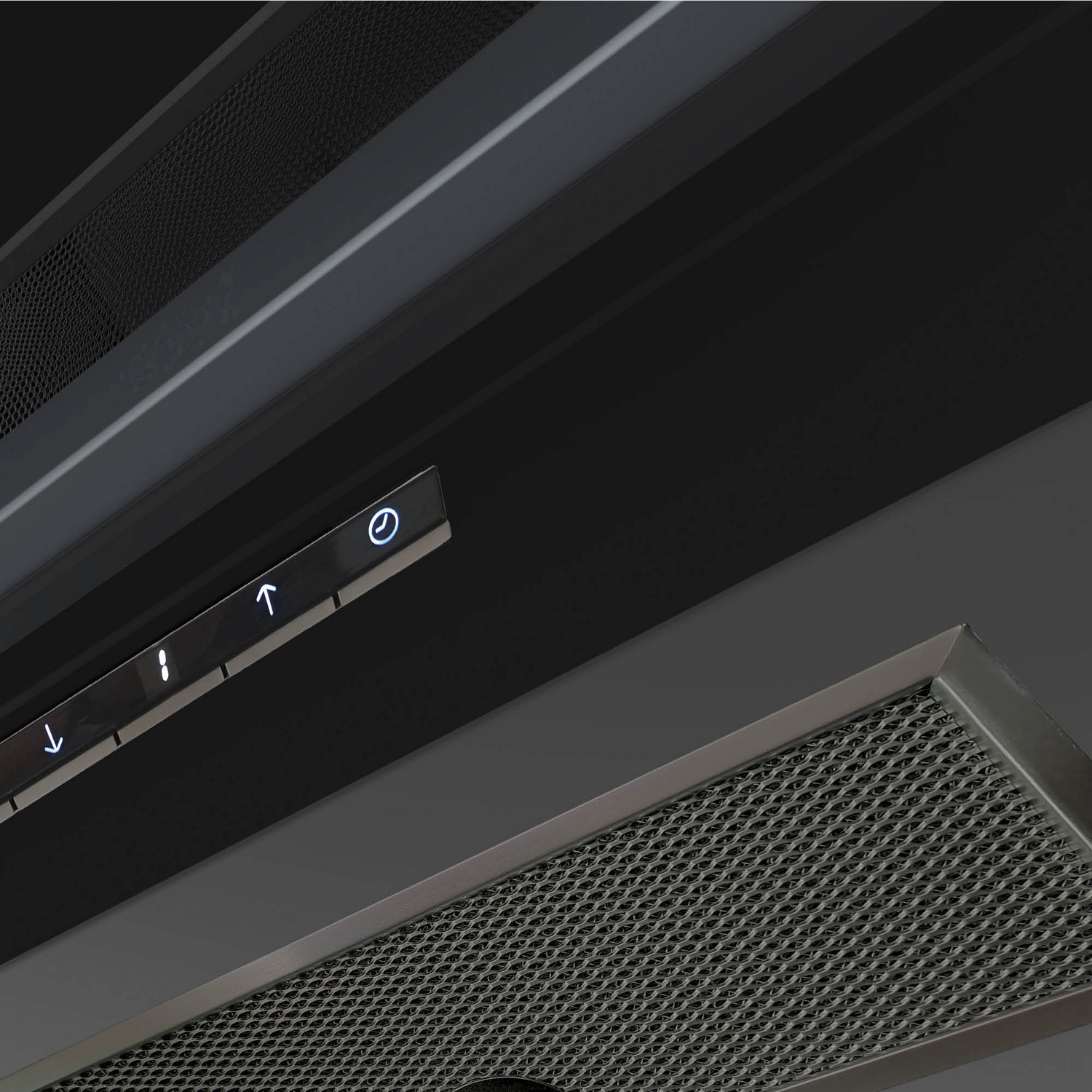 Campana extractora negra de cerca con panel de control. Pantalla y botones visibles.