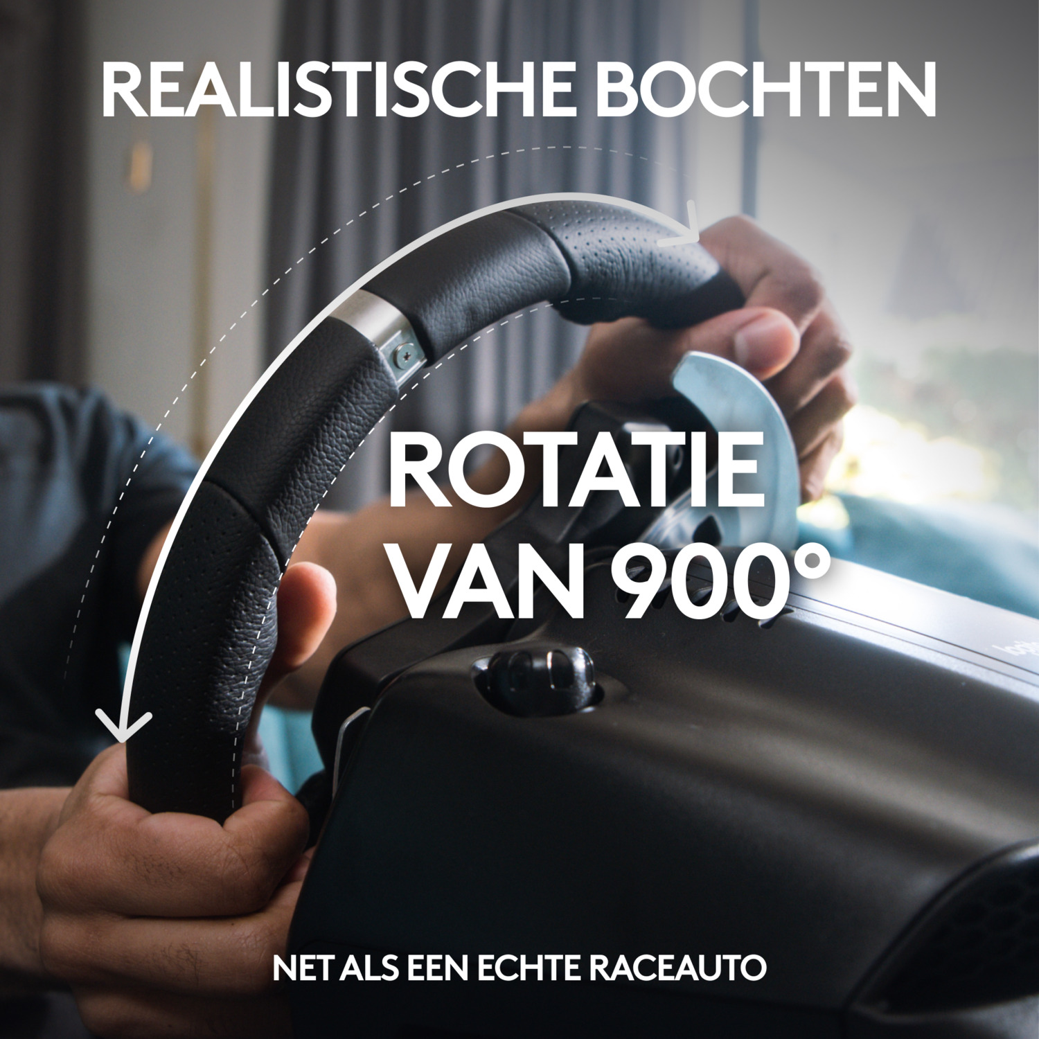 Handen die een zwart stuur vasthouden met de tekst: Rotatie van 900°.