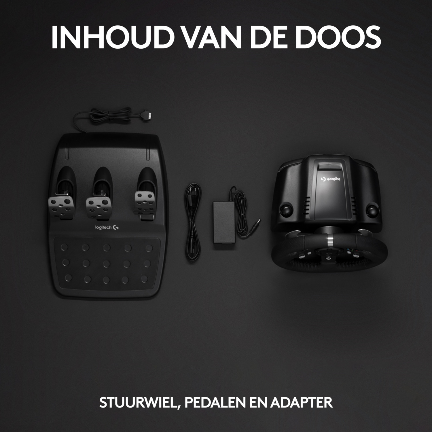 Overzicht van een stuurwiel, pedalen en adapter op een donkere ondergrond.