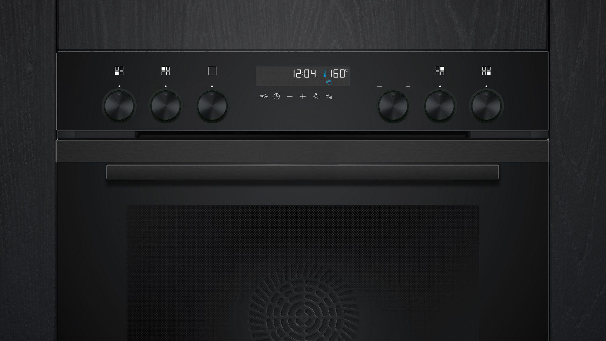 Schwarzer Backofen mit Bedienfeld. Digitalanzeige zeigt Zeit und Temperatur. Knöpfe und Tasten sind sichtbar.