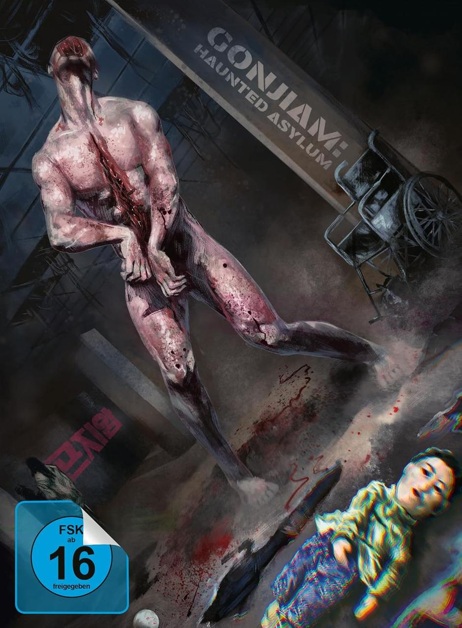 Filmposter mit gruseliger Figur, Blut und Text in einer dunklen, verstörenden Szene.