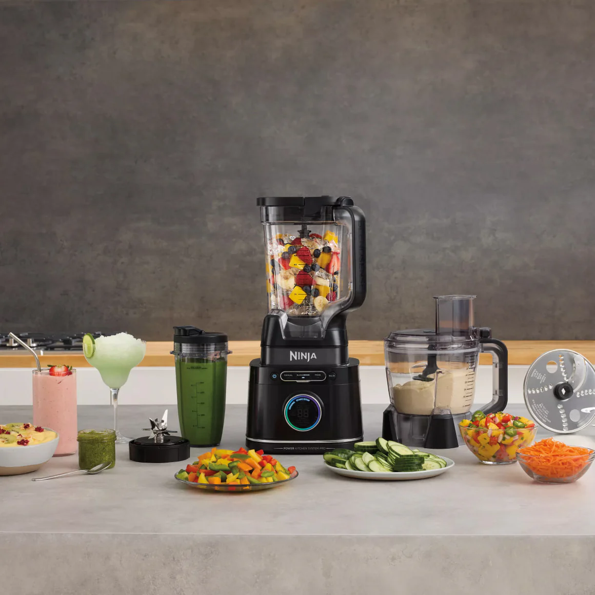 Bir blender ve mutfak robotu, malzemeler ve aksesuarlarla kuruludur.
