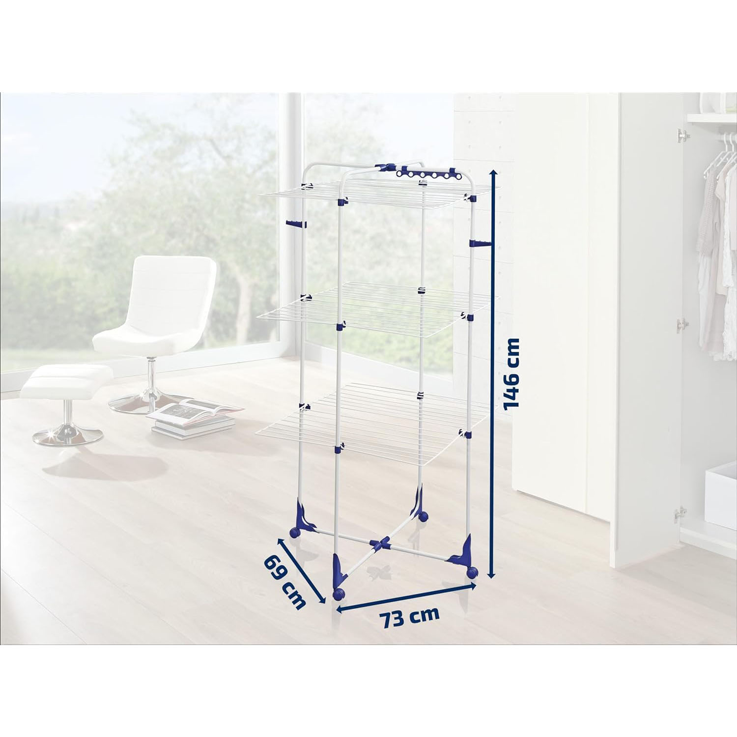 Stendibiancheria bianco e blu, con dimensioni etichettate e una sedia bianca.