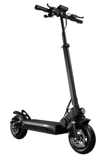 Czarna hulajnoga elektryczna na białym tle. Ma przednie światło i tylne koło.