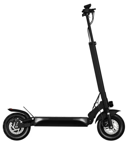 Czarna hulajnoga elektryczna z boku, na białym tle.