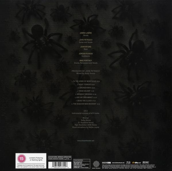 Album borító sok fekete pókkal, szöveggel és a zenekar tagjainak nevével. Sötét háttér.