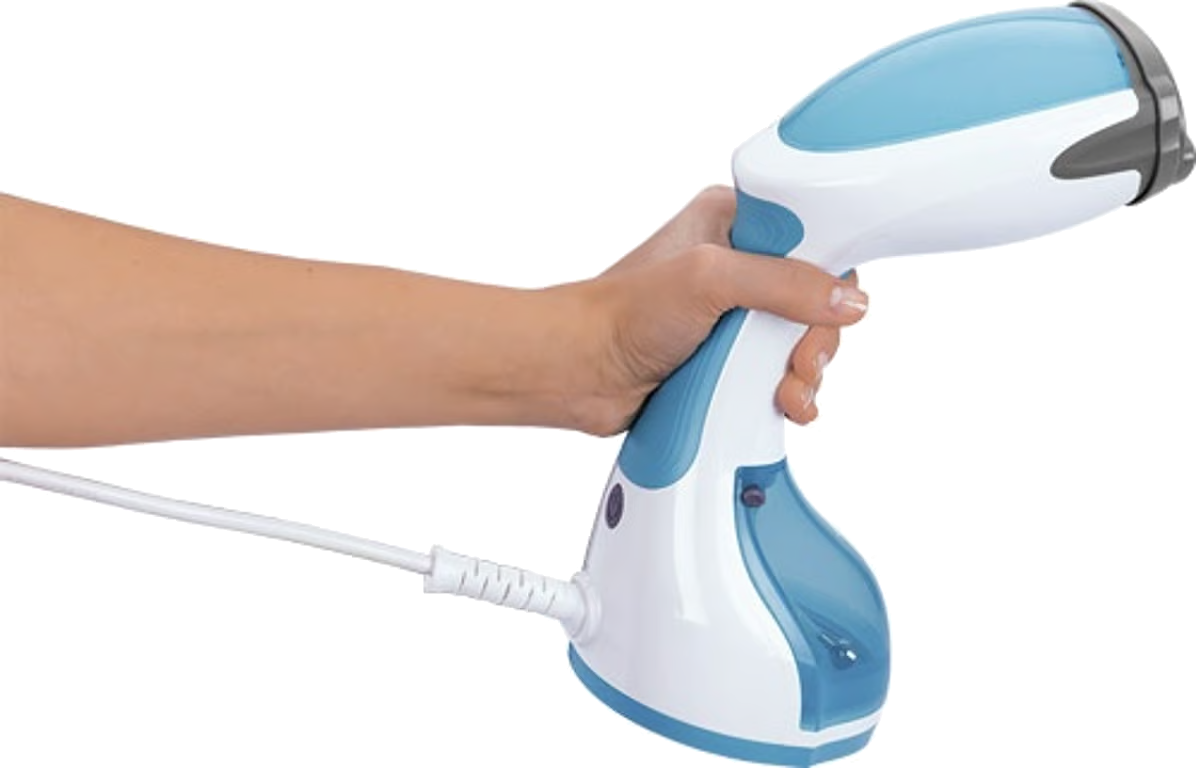 Ręka trzyma biało-niebieski parowiec. Do parowca podłączony jest biały przewód.