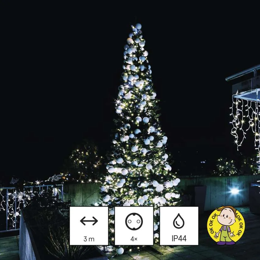 Egy díszített karácsonyfa fényekkel és díszekkel a tetőn éjszaka.