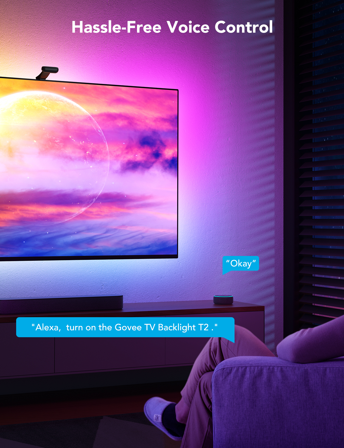 Ein Fernseher mit farbiger Hintergrundbeleuchtung und Sprachsteuerung.