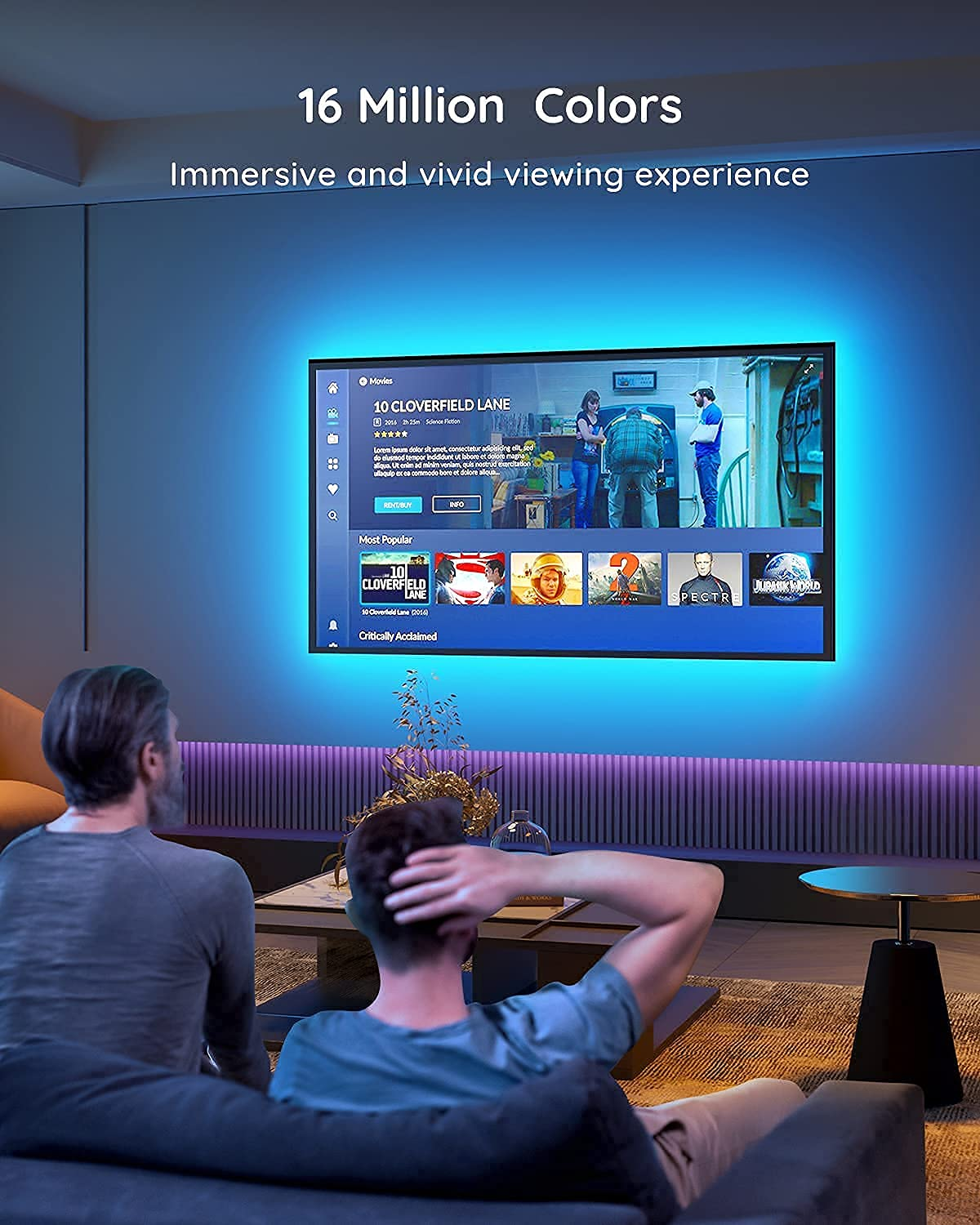 Zwei Männer sehen einen Film auf dem Fernseher, mit Umgebungslicht.