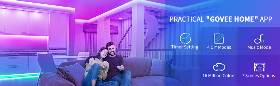 Paar auf einem Sofa, Fernsehen mit farbiger Beleuchtung und Text: Praktische "Govee Home" App.