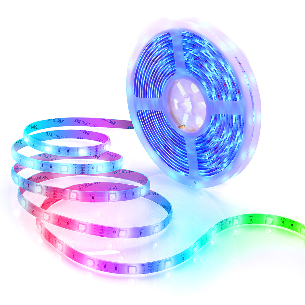 Eine Rolle LED-Streifenlichter, die ein Farbspektrum aussenden, mit einem abgewickelten Streifen.
