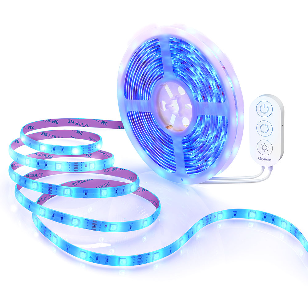 Eine Rolle blaue LED-Streifenlichter mit Fernbedienung, isoliert auf weiß.