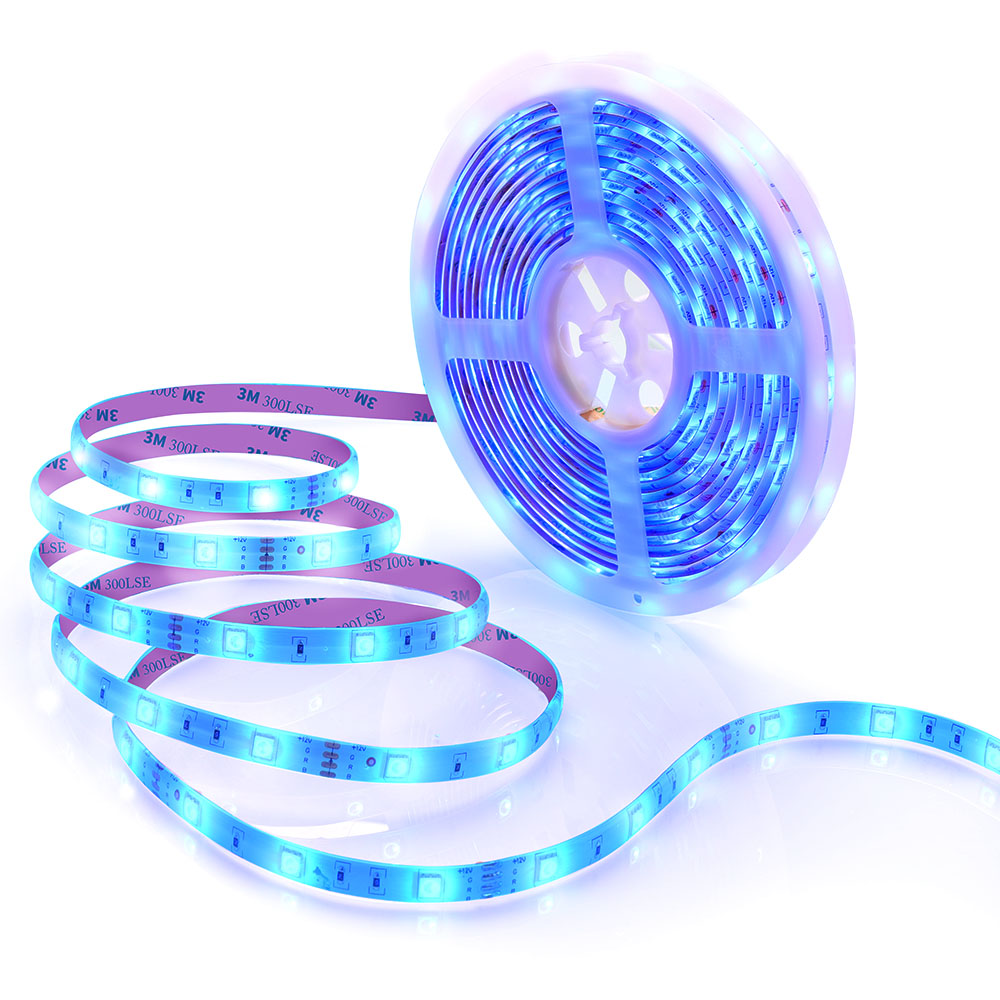 Blaue LED-Streifenlichter auf weißem Hintergrund. Der Streifen ist aufgerollt, ein Abschnitt abgewickelt.