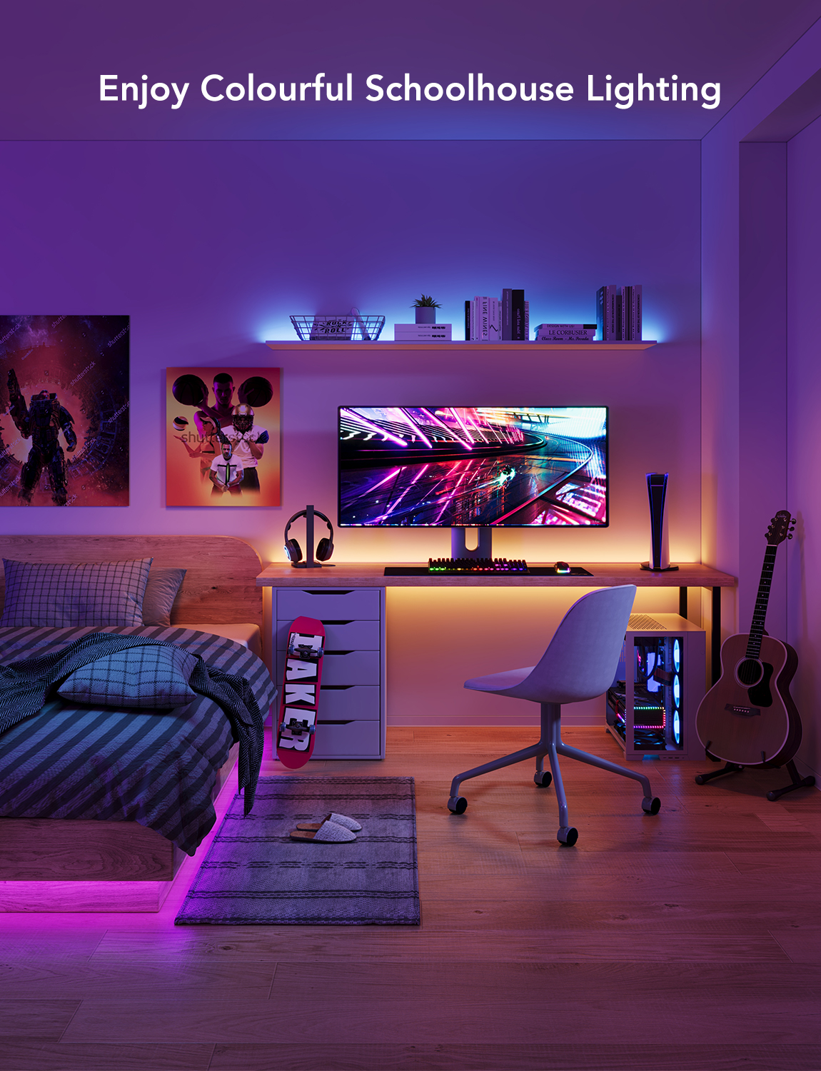 Zimmer mit farbiger Beleuchtung, Schreibtisch mit Monitor, Bett und Gitarre.